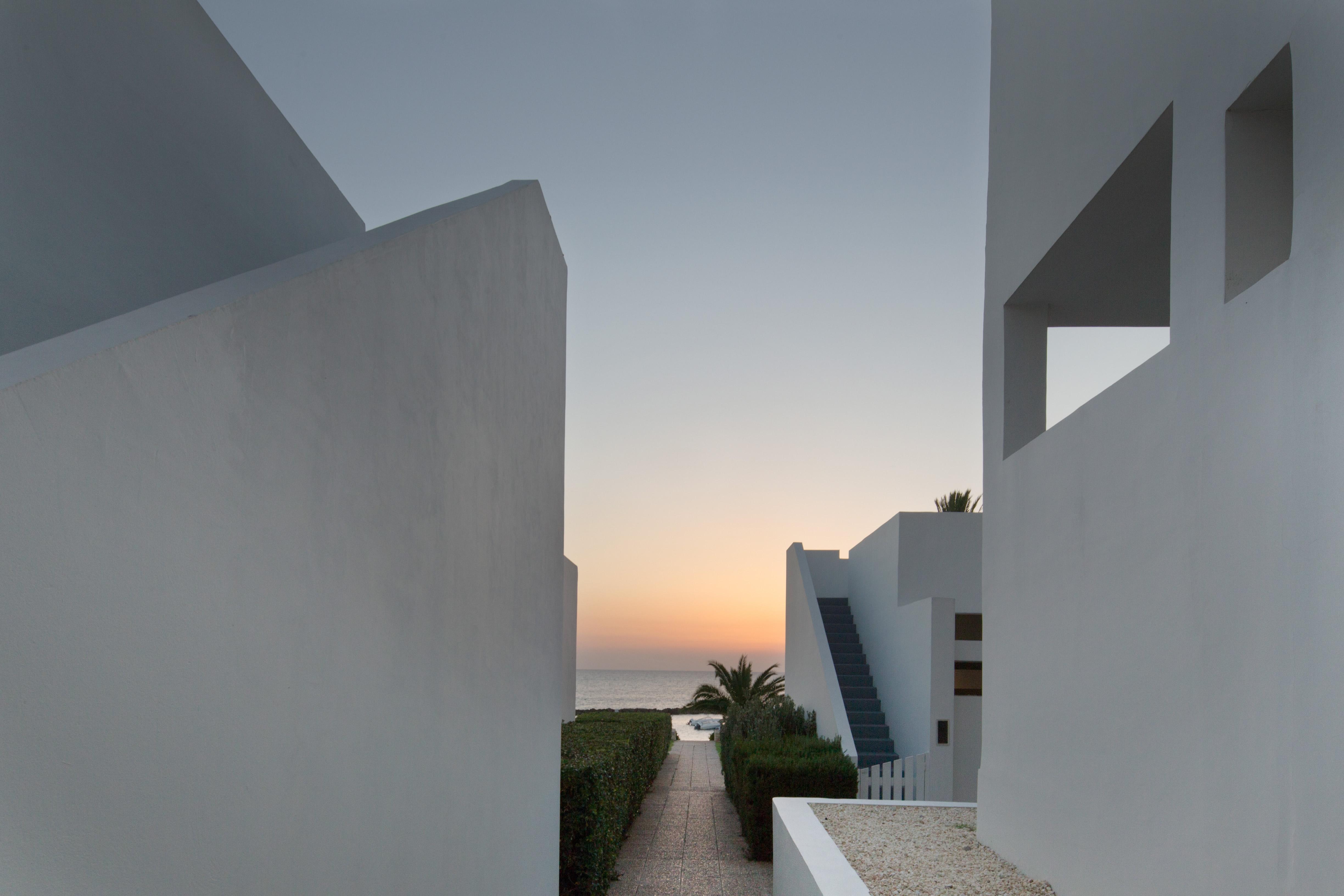 Almyra Hotel Пафос Екстериор снимка The hotel at sunset