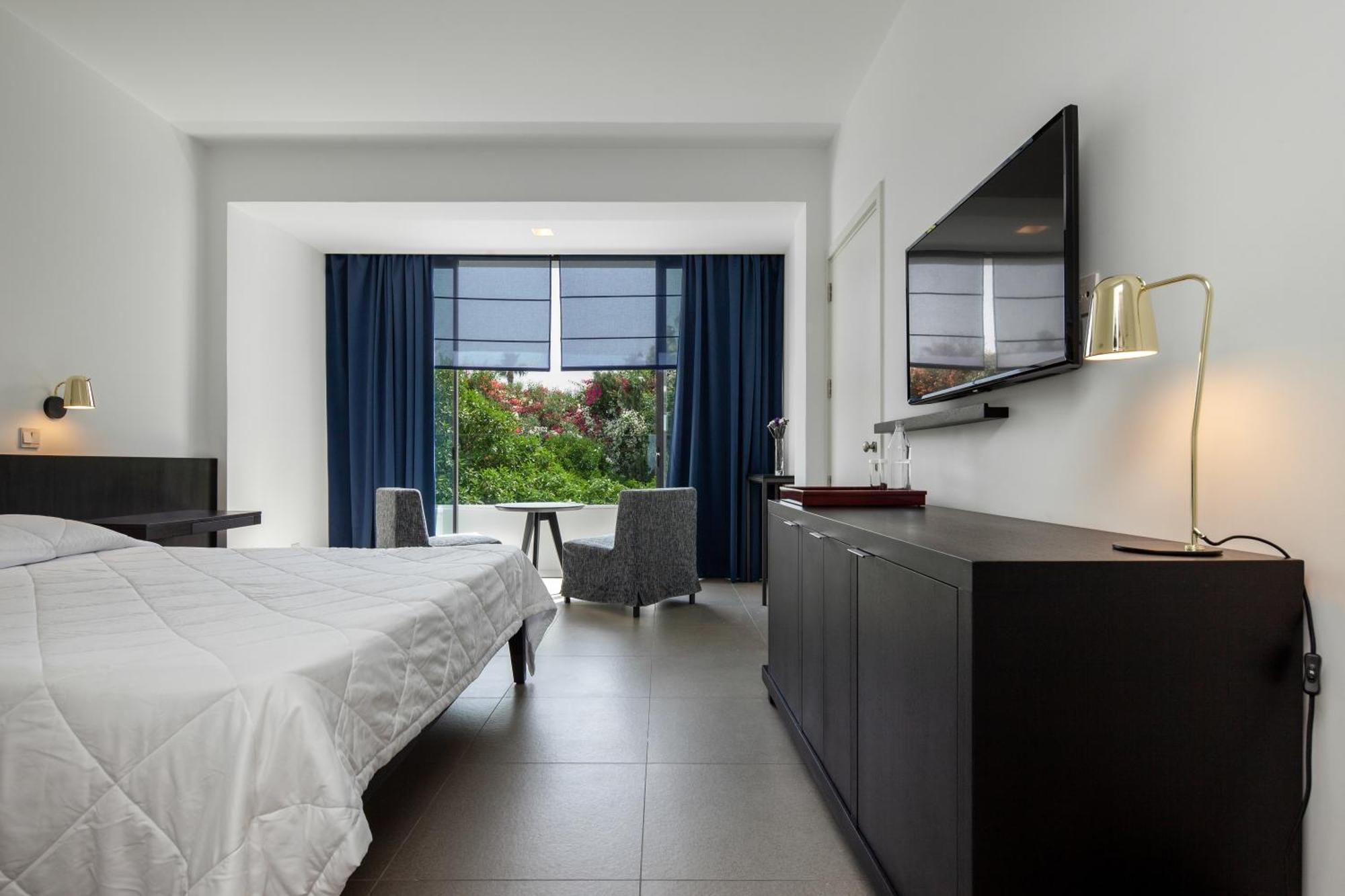 Almyra Hotel Пафос Екстериор снимка